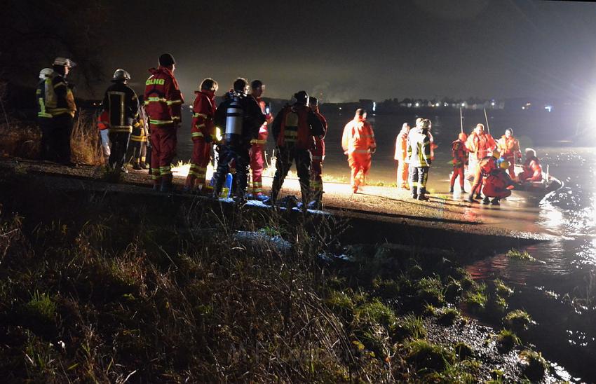 Einsatz BF Koeln PKW im Rhein Mondorf Hersel P053.JPG